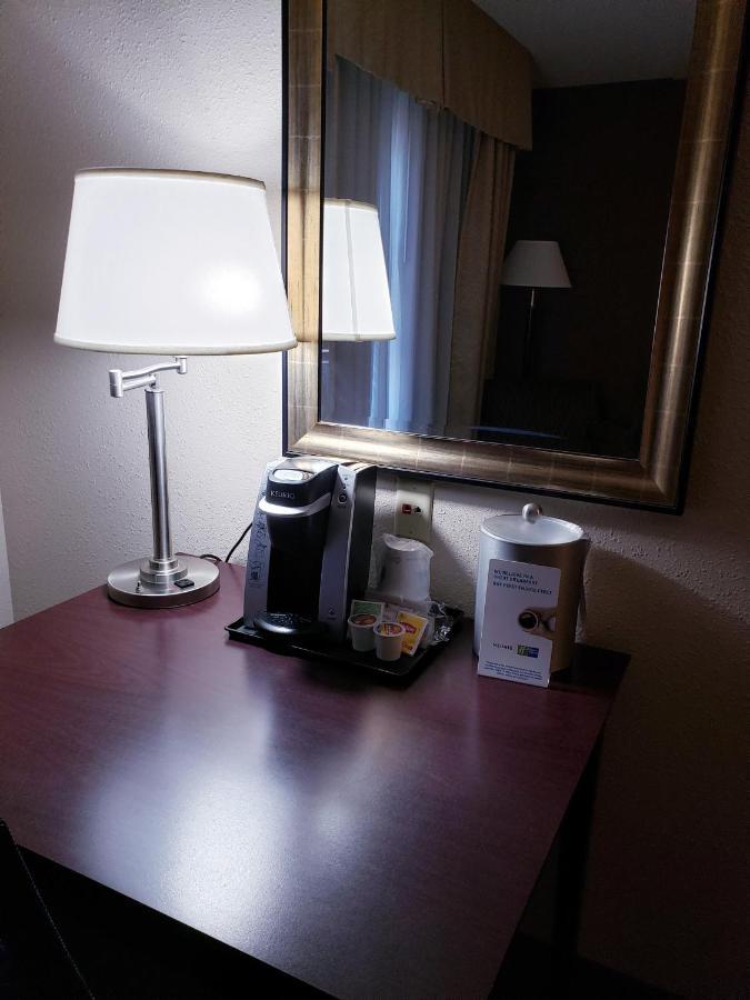 Holiday Inn Express Hotel & Suites Concordia Us 81 By Ihg Eksteriør bilde
