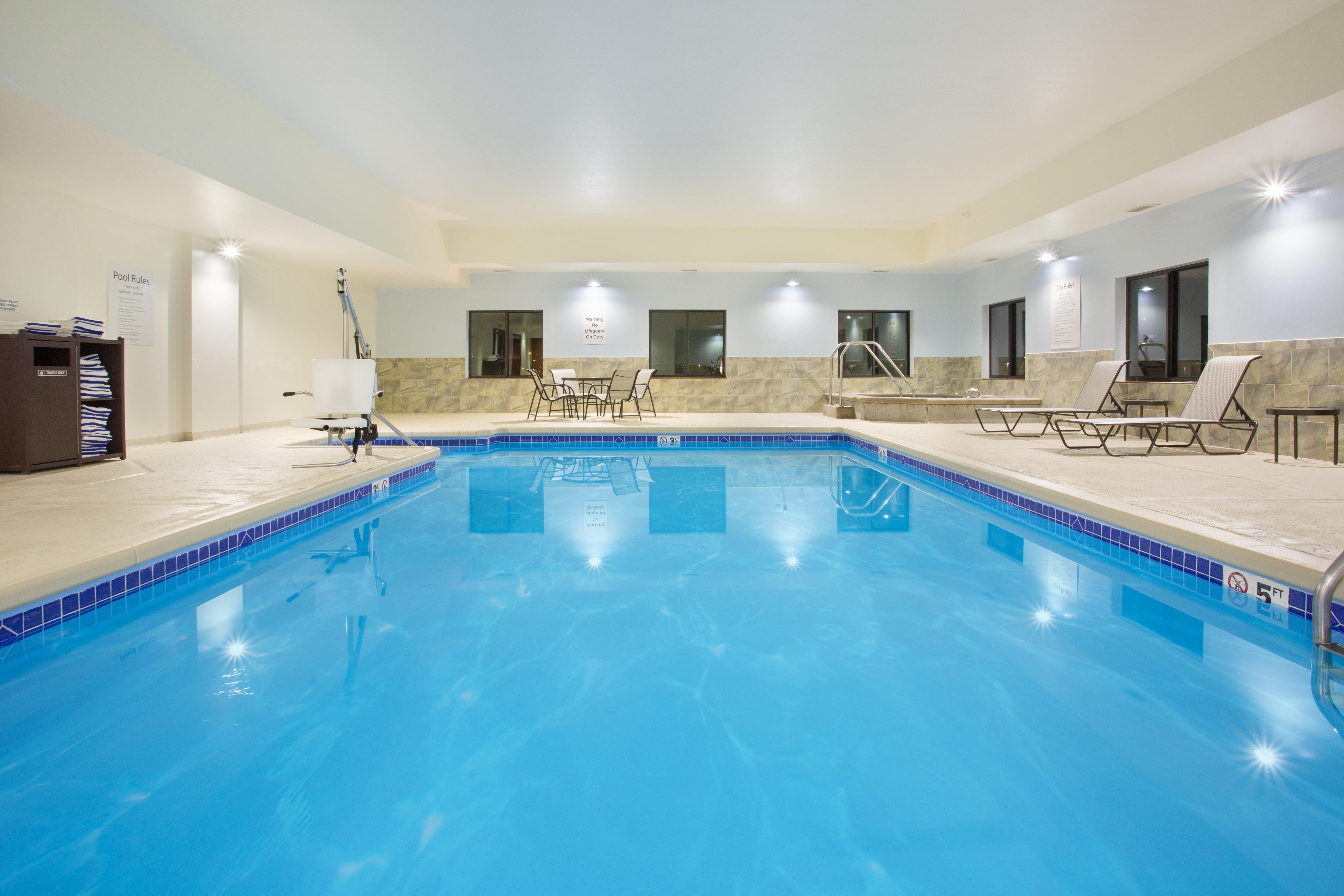 Holiday Inn Express Hotel & Suites Concordia Us 81 By Ihg Eksteriør bilde