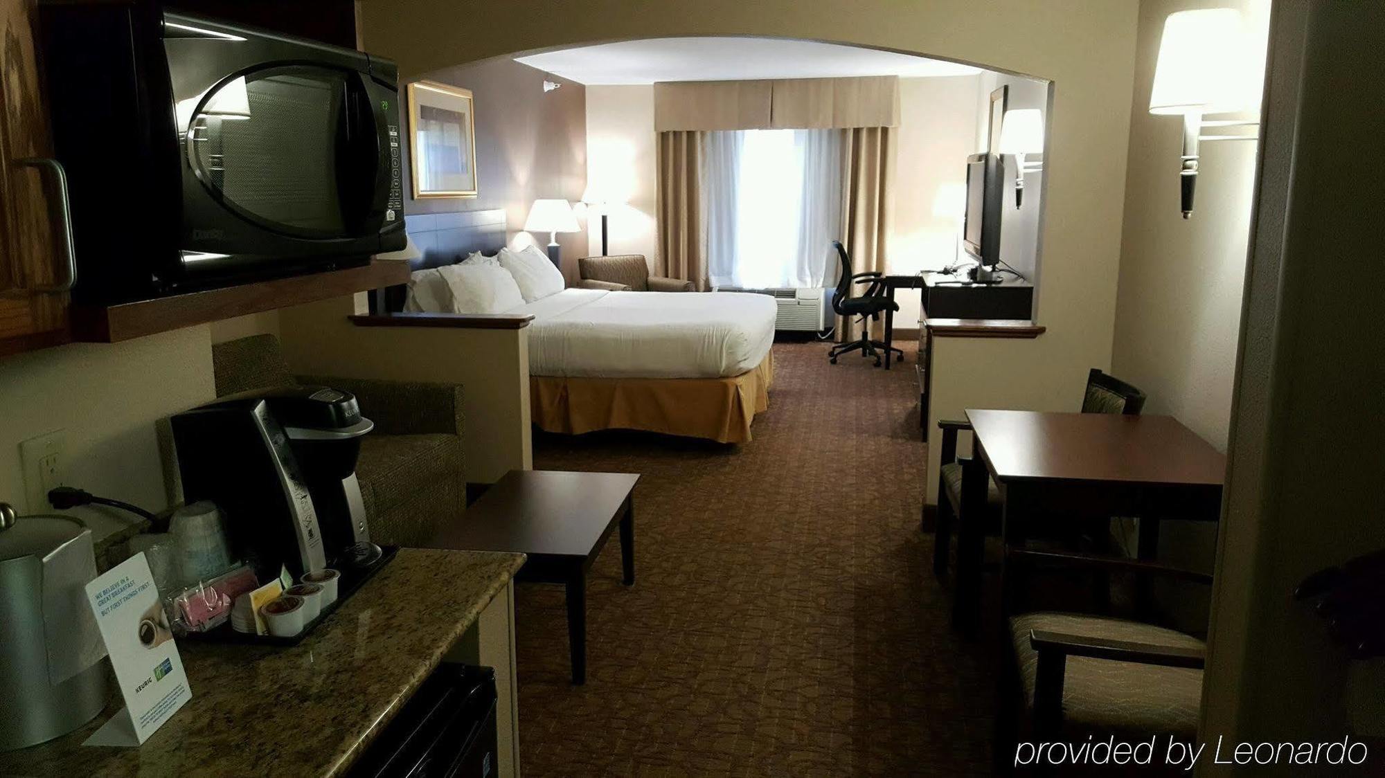 Holiday Inn Express Hotel & Suites Concordia Us 81 By Ihg Eksteriør bilde