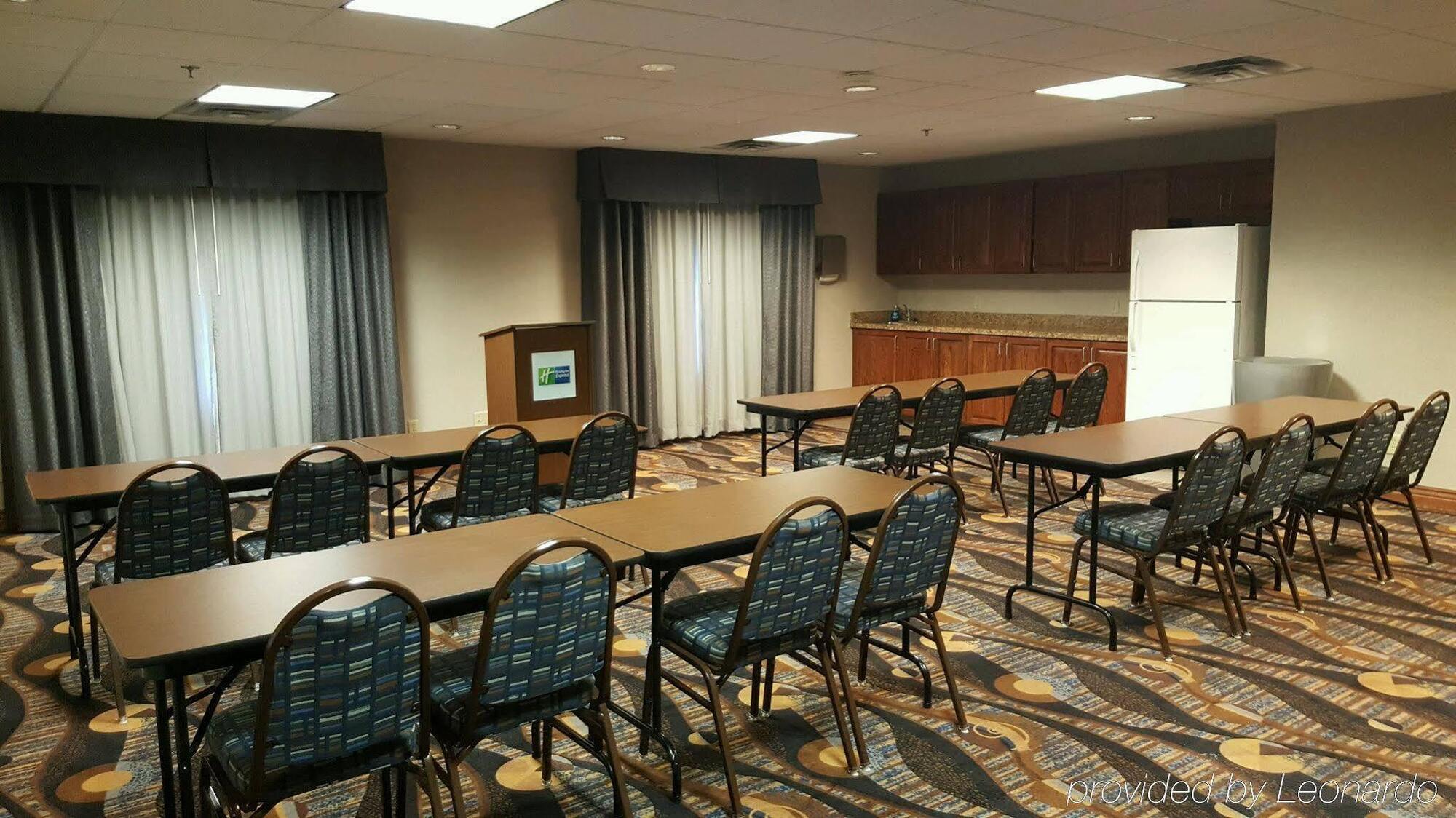 Holiday Inn Express Hotel & Suites Concordia Us 81 By Ihg Eksteriør bilde
